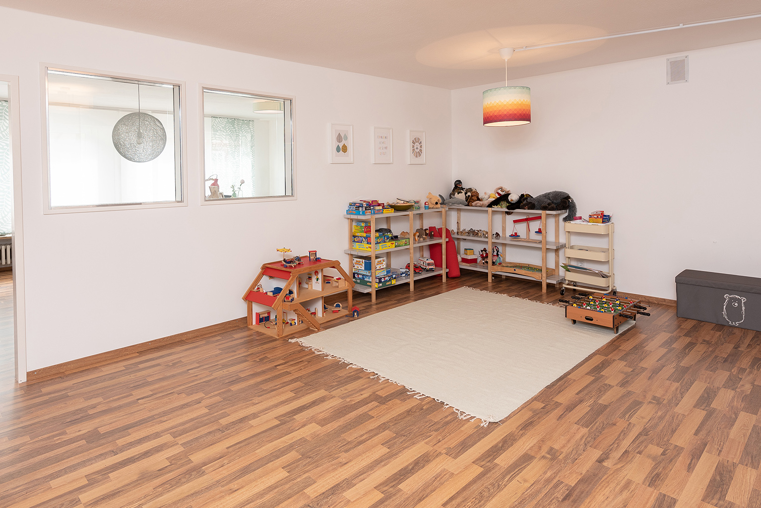 Katarina Müller | Therapieraum mit großem Teppich und Regal
