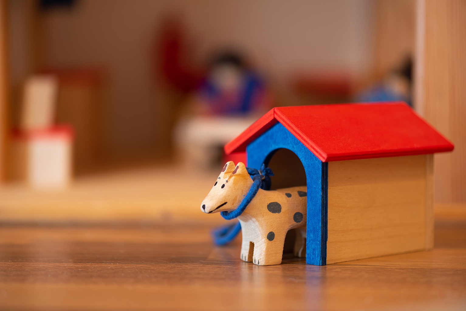 Katarina Müller | Holzhund mit Hütte für Kinder- und Jugendlichenpsychotherapie