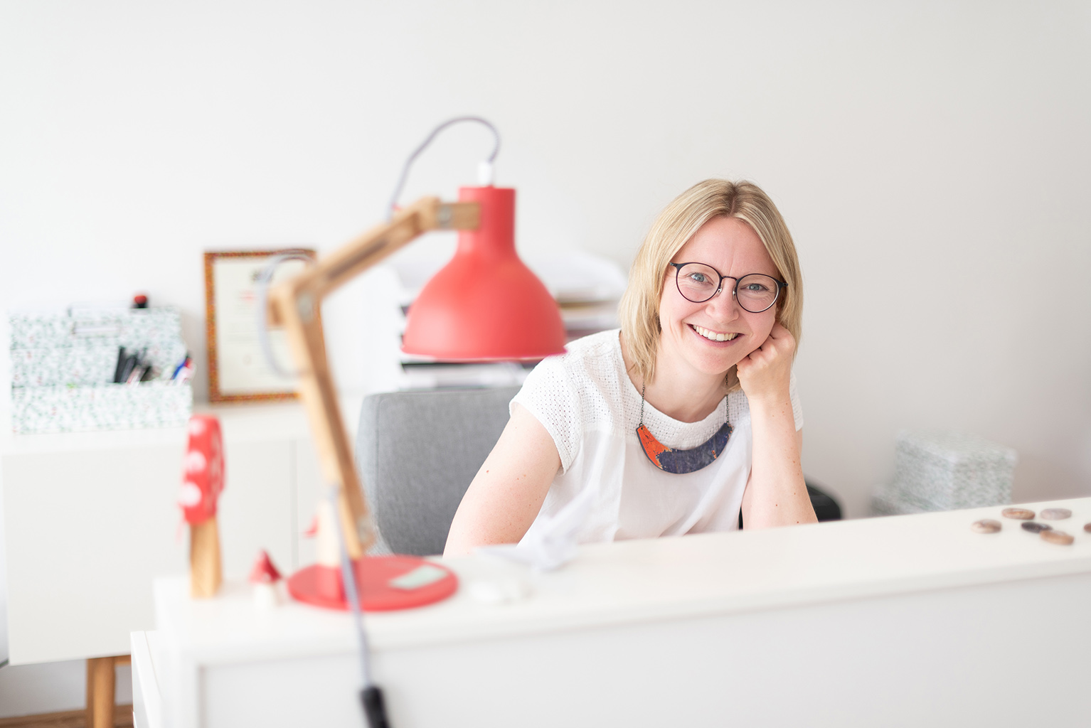 Katarina Müller | im Praxisbüro am Schreibtisch